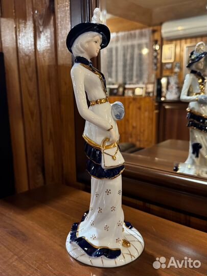 Статуэтка фигурка фарфоровая девушка с муфтой