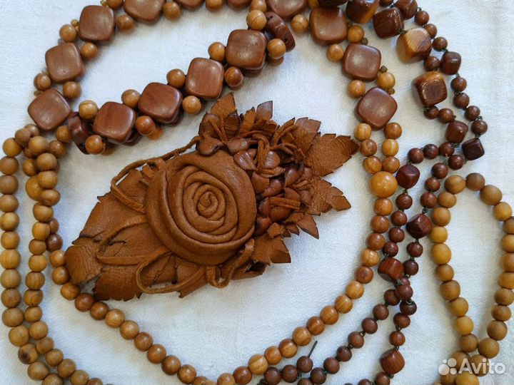 Брошь и бусы