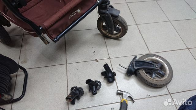 Крепление вилки переднего колеса детской коляски