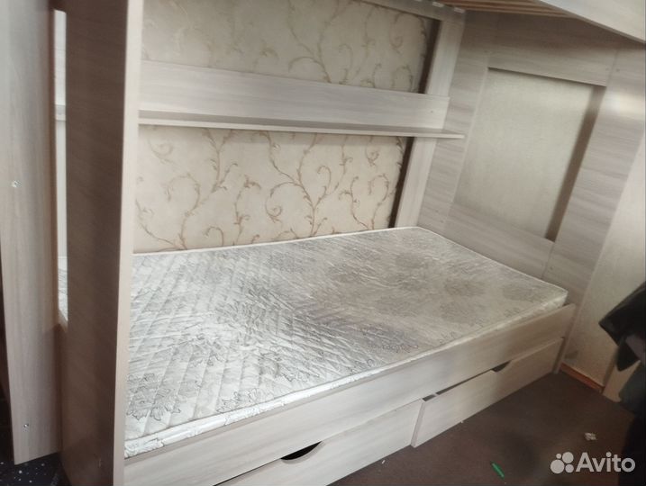 Кровать двухьярусная