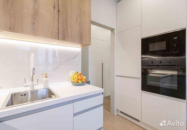 Кухня угловая с белыми фасадами и под дерево