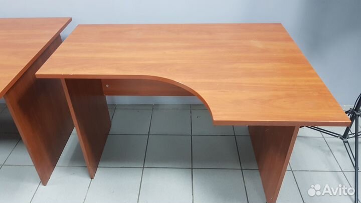 Три компьютерных стола