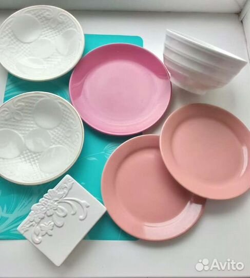 Набор тарелок и салфетница, блюдо тарелка