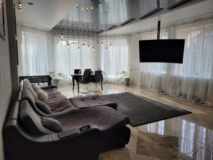 Коттедж 380 м² на участке 10 сот.