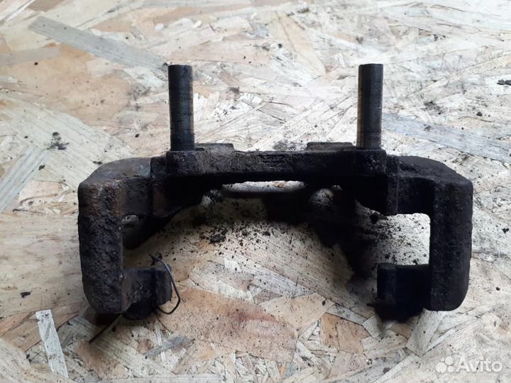 Скоба суппорта переднего Opel Vectra B 99-02