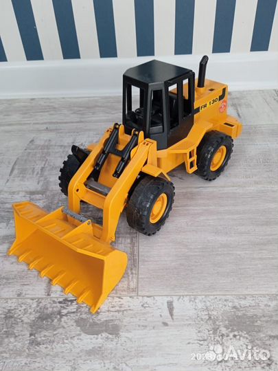 Экскаватор игрушечный