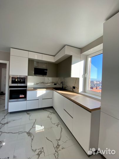 Кухня на заказ под потолок в Омске