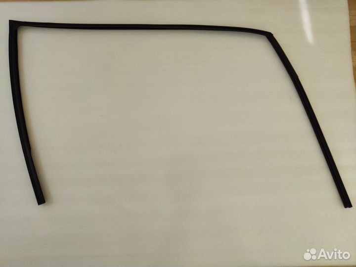 Уплотнитель стекла двери передний левый Nissan