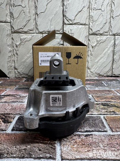22116860471 Подушка двигателя левая BMW G30