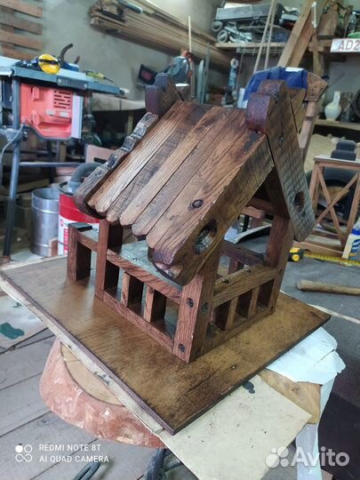 Кормушка для птиц и белок