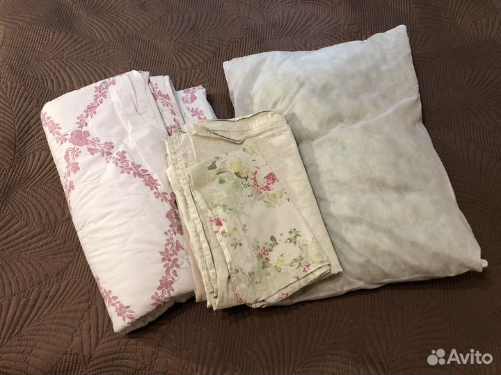 Одеяло, подушка и постель