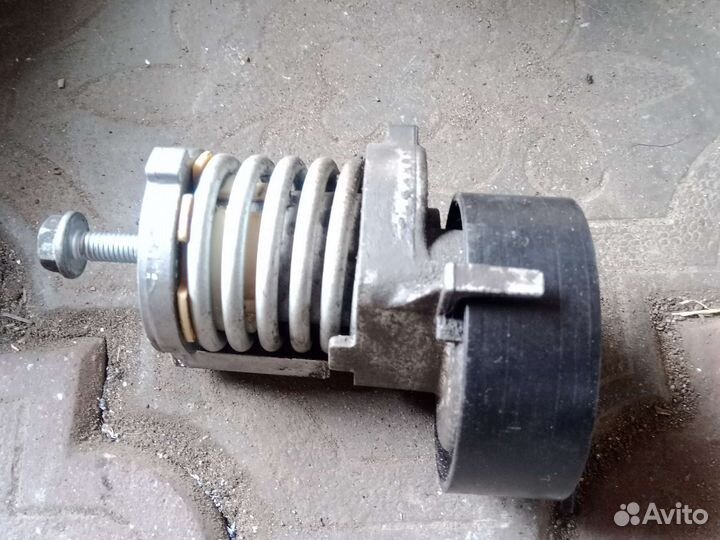 Натяжитель ремня генератора Шкода Октавия а4 1.4