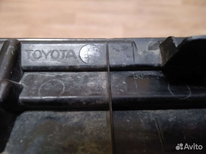 Решётка переднего бампера левая Toyota Rav 4