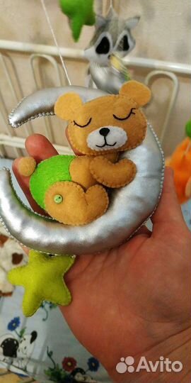 Мобиль на кроватку из фетра