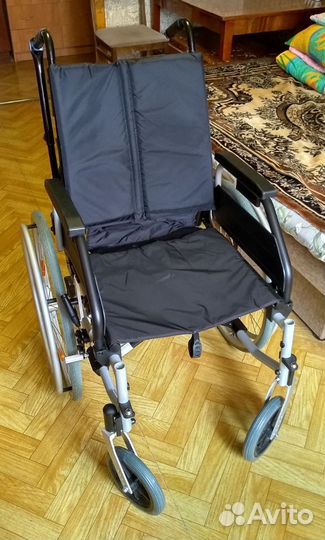 Кресло-коляска с ручным приводом для инвалидов