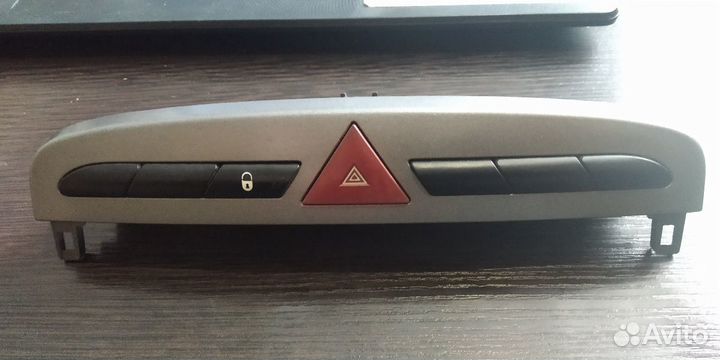 Блок кнопки аварийки Пежо 308