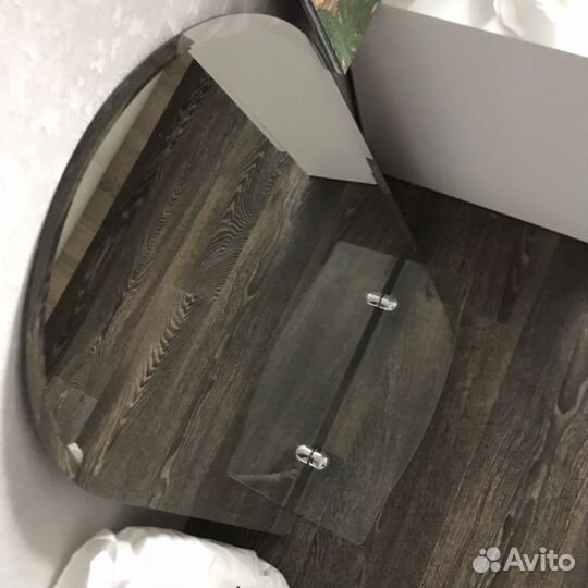 Зеркало в ванную с полочкой