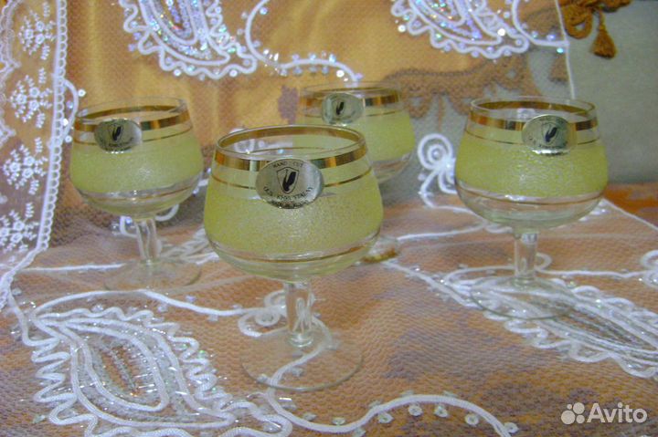 Бокалы из стекла с золотой каймой