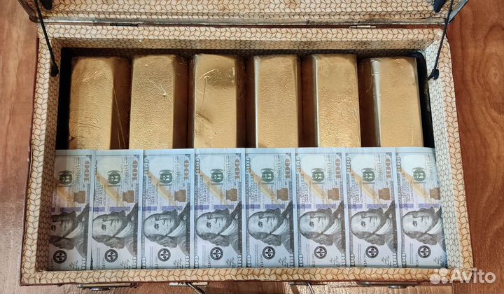 Чемодан золота и долларов