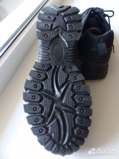 Новые кроссовки 42 размера