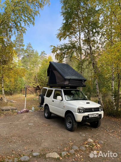 Внедорожник с палаткой на крыше на Кавказе