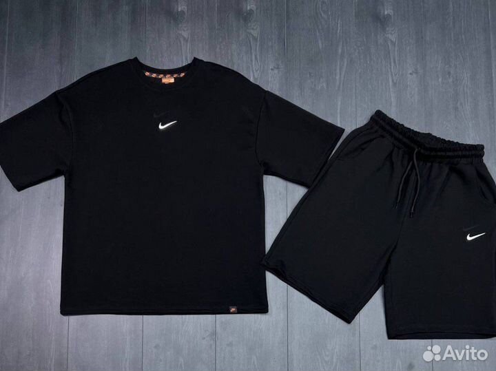 Летний костюм Nike (шорты + футболка)