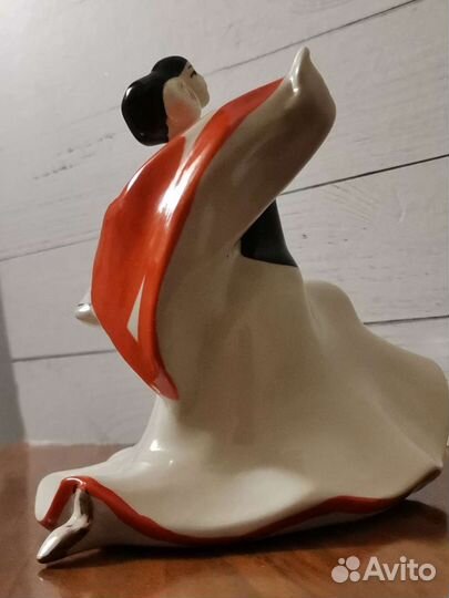 Статуэтка Кармен. Испанский танец с платком