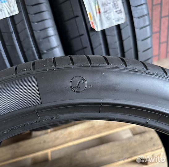 Pirelli P Zero PZ4 325/30 R23 и 285/35 R23