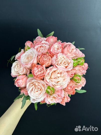 Букет невесты из кустовой пионовидной розы