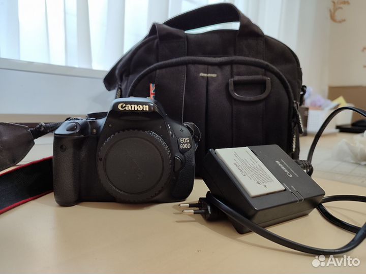 Зеркальный фотоаппарат Canon 600d