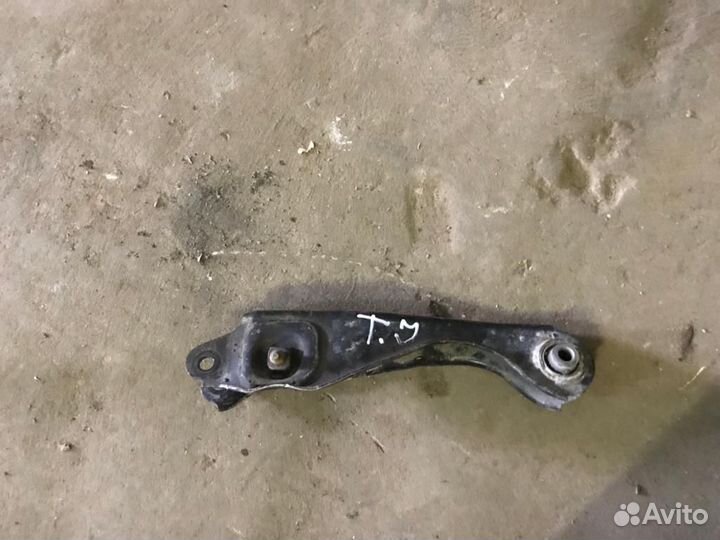 Рычаг поперечный задний нижний Ниссан Тиана 31