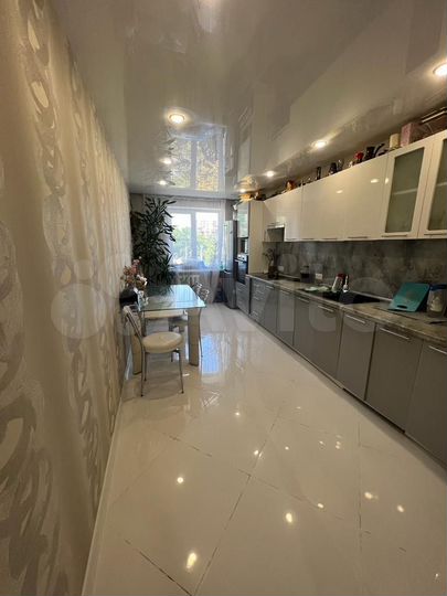 3-к. квартира, 92 м², 4/10 эт.