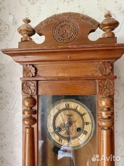 Старинные настенные часы с боем