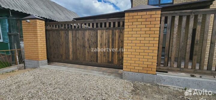 Забор с кирпичными столбами под ключ