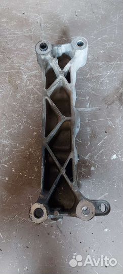 Кронштейн опоры двигателя правый Peugeot 308