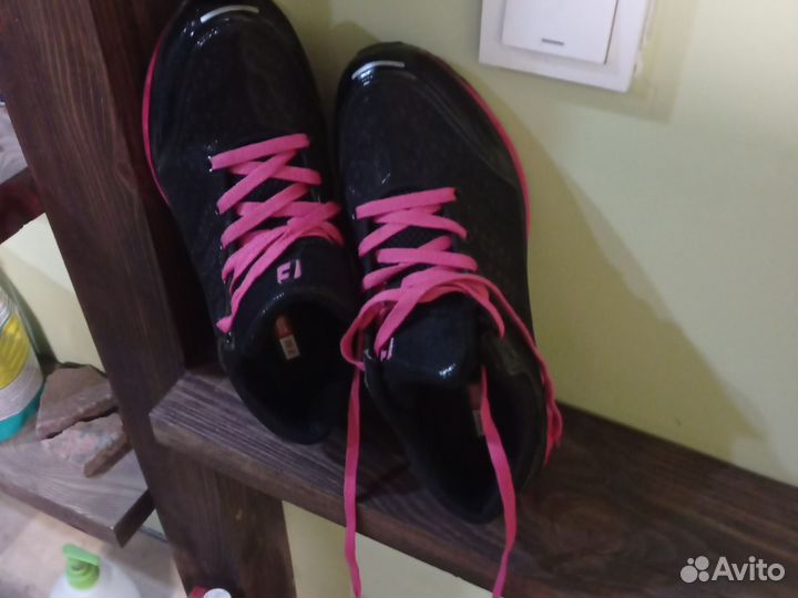 Кроссовки женские