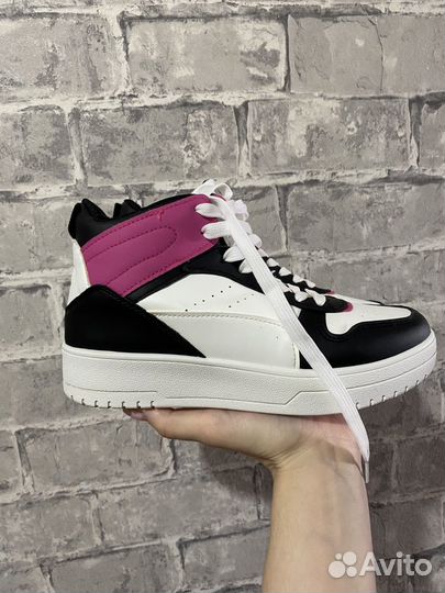 Кроссовки женские