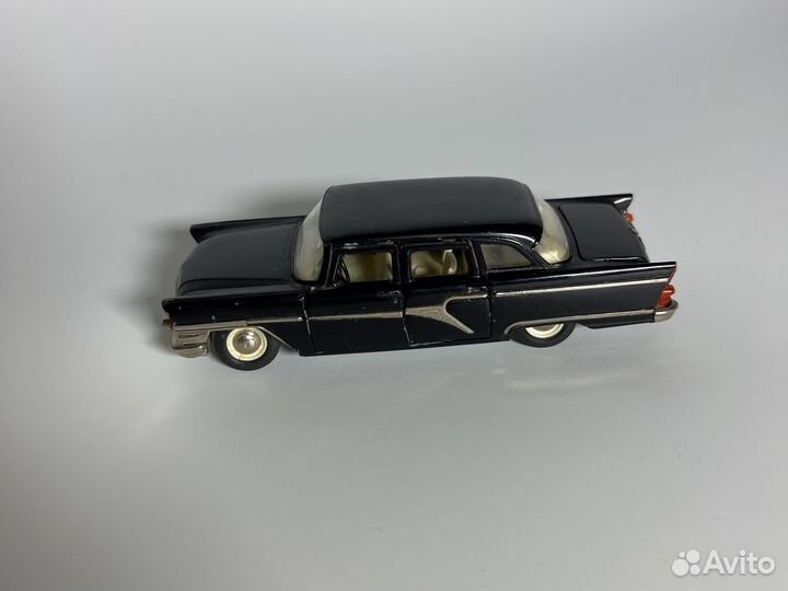 Модель автомобиля Чайка газ 13