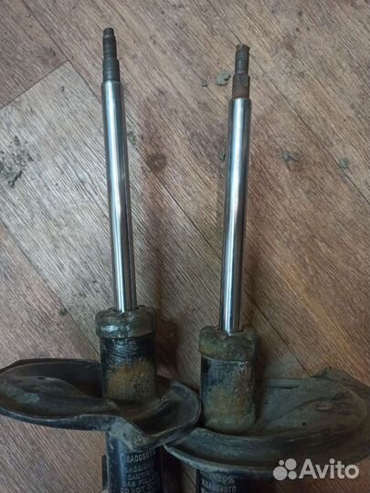 Стойка передняя левая и правая Hyundai Elantra