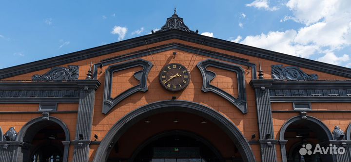 Уличные фасадные часы. Часы на столбе