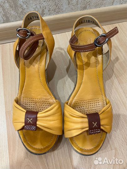 Босоножки на танкетке 38 размер