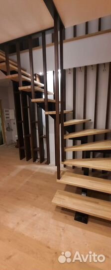 Лестница на металлокаркасе с поворотом
