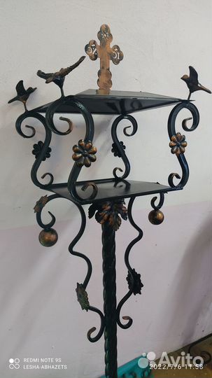 Стол-кормушка на кладбище ручной работы