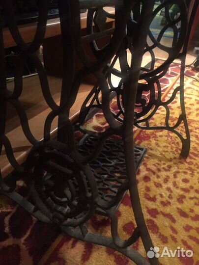 Швейная машина на чугунной станине