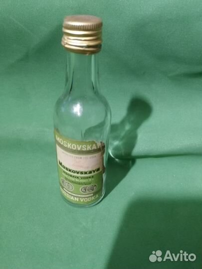 Пустая мини бутылка moskovskaya vodka