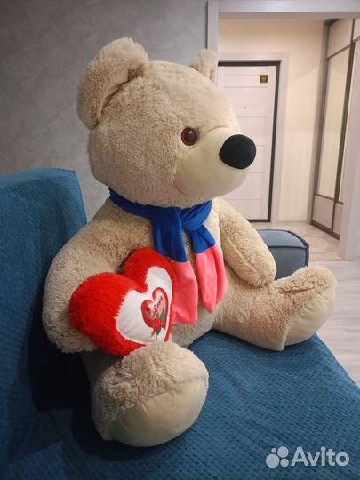 Большой плющевый медведь