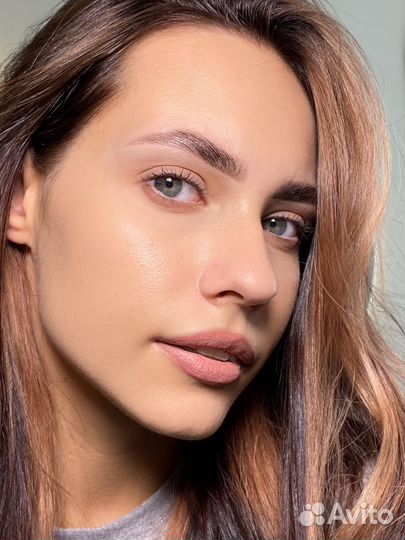Модель на брови