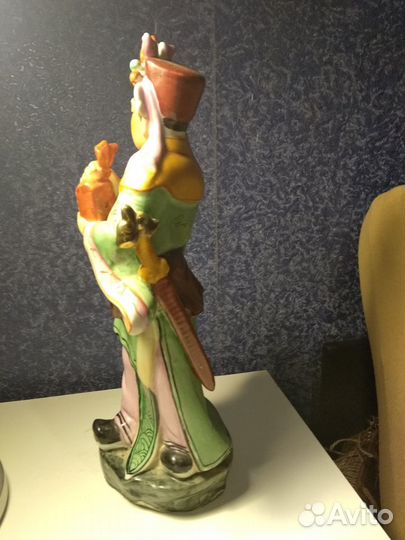 Фарфоровая статуэтка старый китай