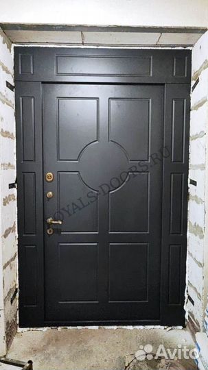 Широкая входная дверь в загородный дом