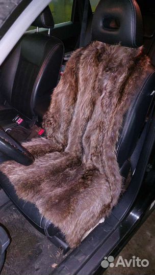Меховая накидка на сиденье енот